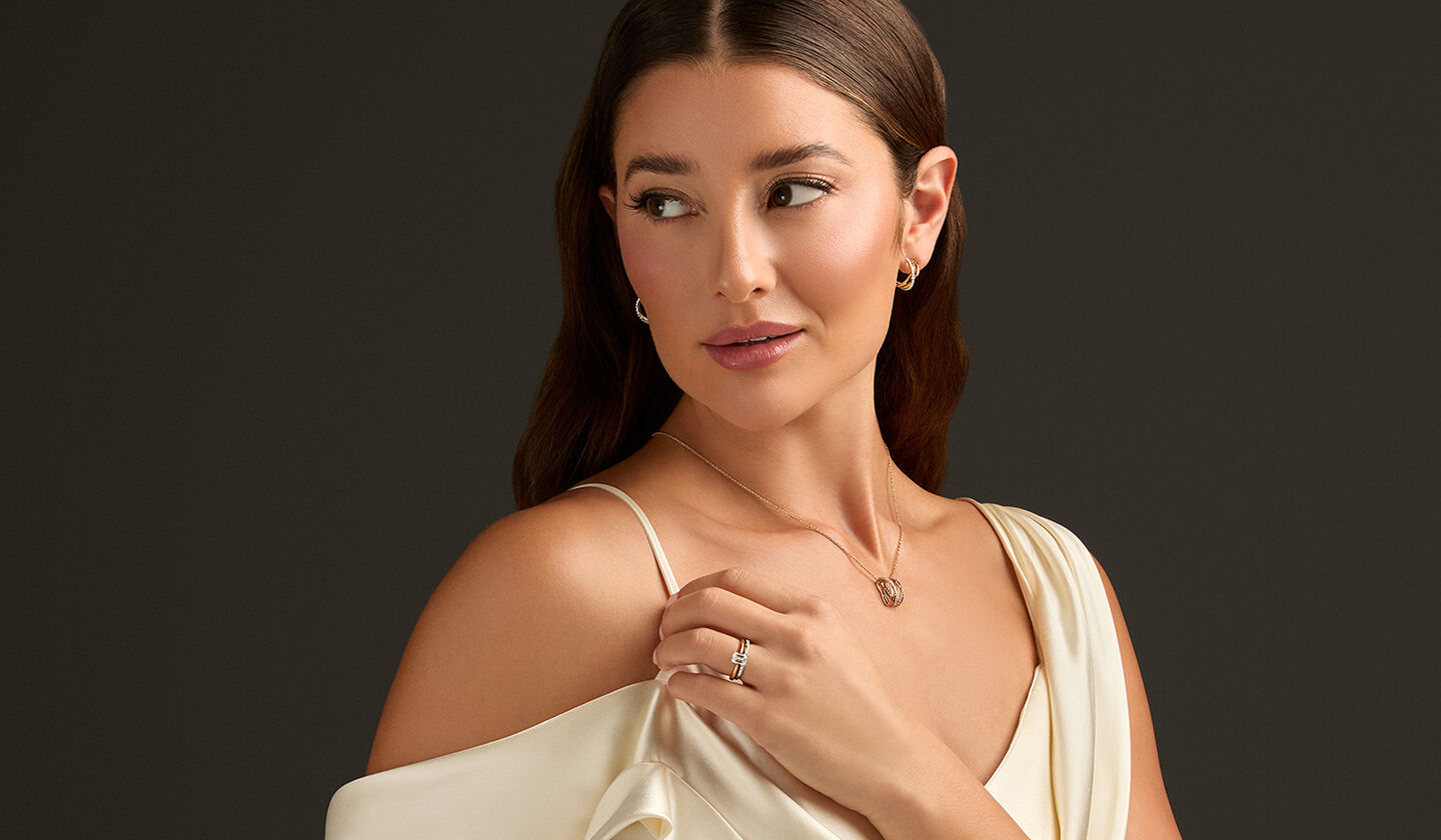 Une mari&eacute;e portant des bijoux en diamant Birks.